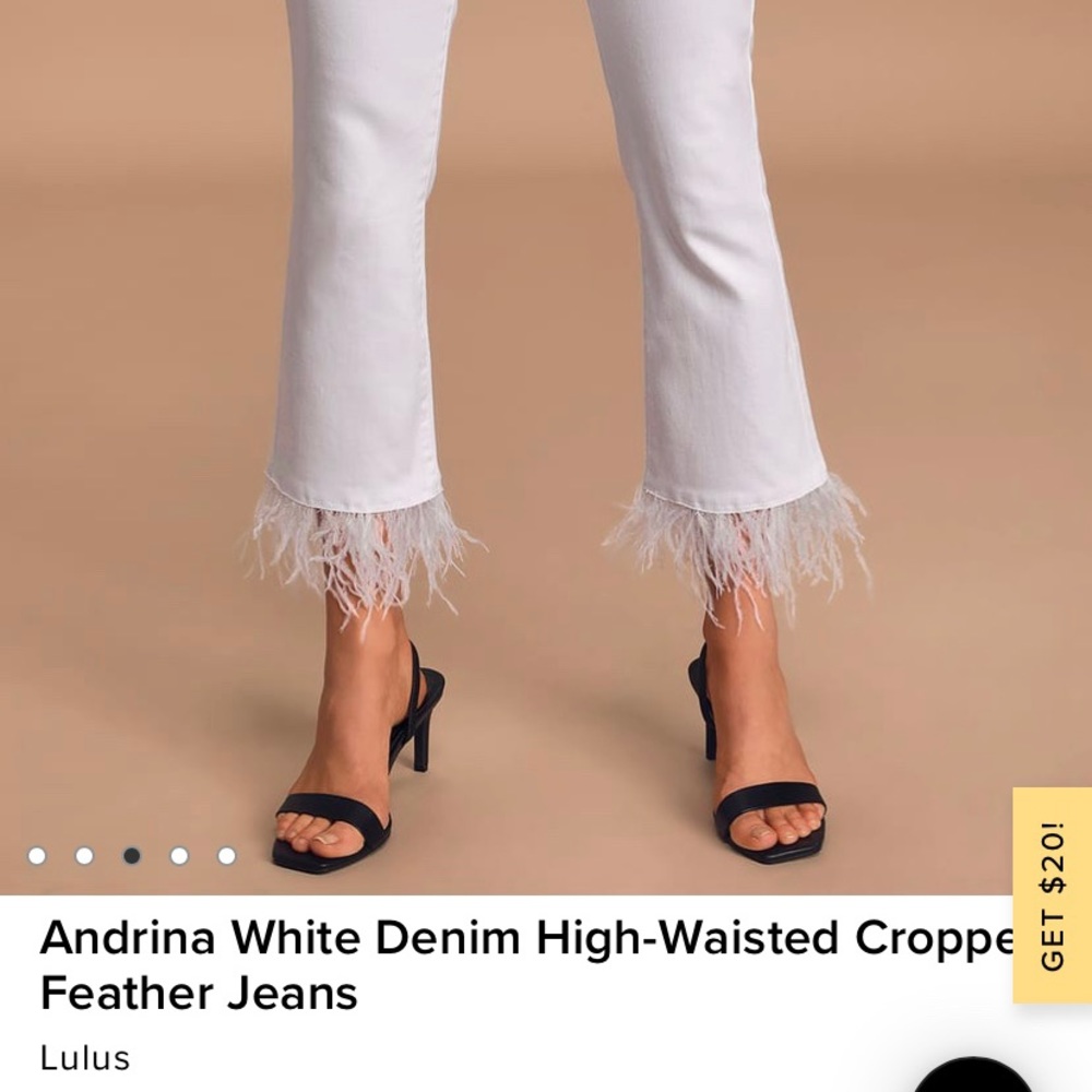 Lulu’s ostrich feather hem white denim ankle length jeans. Size medium.